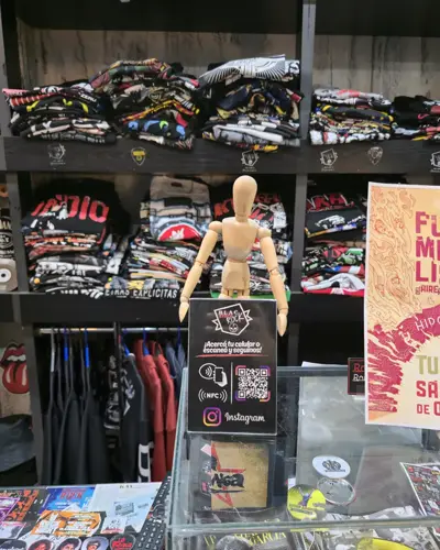 Cartel NFC en el mostrador de Black Store Rock