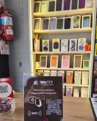 Cartel NFC en el mostrador de WeFix