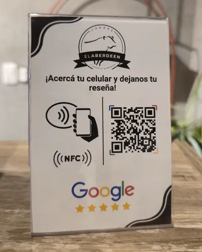 Cartel NFC con QR para reseñas de Google en el mostrador de Elaberdeen